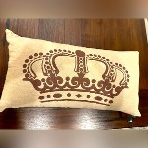 Newport crown pillow